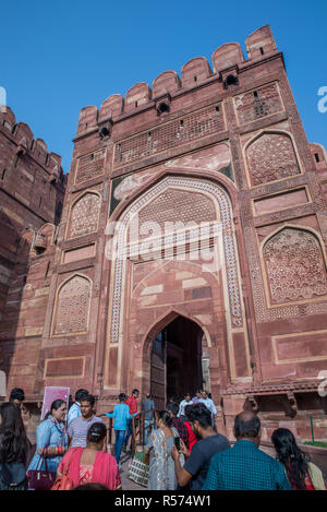 Les touristes à Amar Singh gate d'entrée du Fort d'Agra, Uttar Pradesh, Inde Banque D'Images