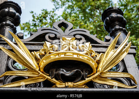 Londres Angleterre,Royaume-Uni,Westminster,Buckingham Palace Gate,résidence royale,monarchie,détail ornemental,couronne,dorée,Royaume-Uni GB English Europe,UK180828086 Banque D'Images