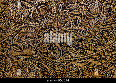 La texture de cuir véritable brun or close-up, avec motif floral en relief, le papier peint ou tendance design de bannières Banque D'Images