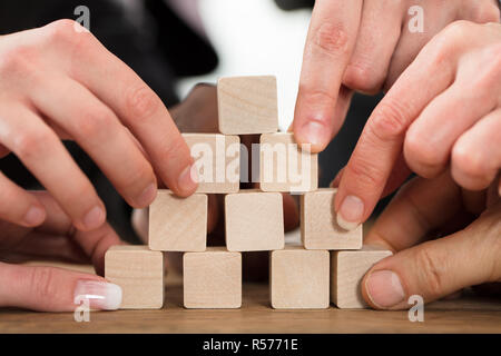 L'organisation de personnes sur bloc de pyramide Banque D'Images