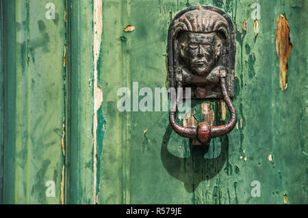 Tête humaine décorative bouton de porte. Heurtoir en laiton Banque D'Images