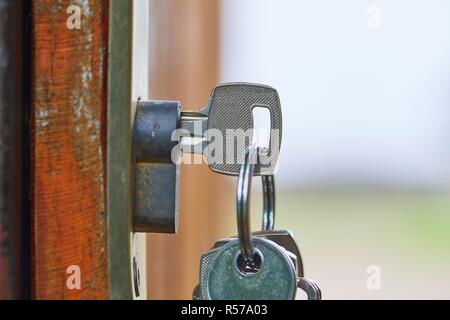 Ouvrir porte du jardin avec clé Banque D'Images