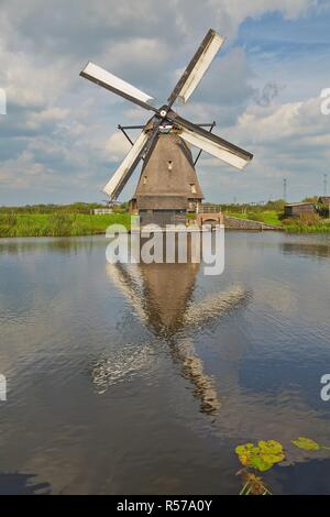 Moulin à côté d'un canal Banque D'Images