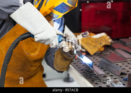 Soudeur en action. La soudure. Banque D'Images