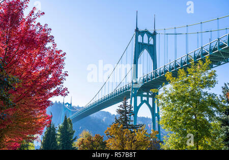 Le célèbre pont St Johns dans le style gothique de l'autre côté de la rivière Willamette à Portland zone industrielle avec deux piliers de soutien en ogive entourée par un Banque D'Images