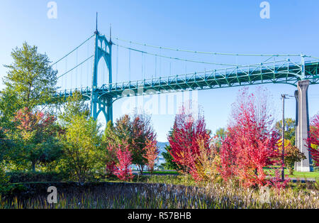 Le célèbre pont St Johns dans le style gothique de l'autre côté de la rivière Willamette à Portland zone industrielle avec deux piliers de soutien en ogive entourée par un Banque D'Images