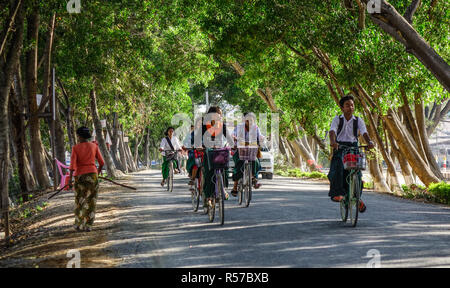 Yangon, Myanmar - Feb 8, 2018. Vtt sur les femmes dans la rue à Taunggyi, Birmanie. Depuis 1962, le Myanmar est devenu l'un des pays les plus pauvres du monde Banque D'Images