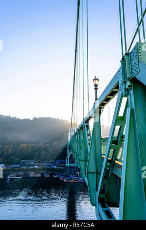 Une partie de la construction d'un transport St Johns pont sur la rivière Willamette avec câbles pont à appuyer sur les supports fixés à la rive et du pas Banque D'Images