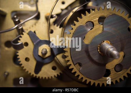 Plan macro sur une horloge engrenages dans la montre Banque D'Images