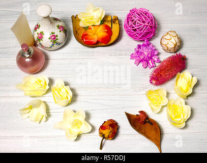 Magnifique spa avec fleurs et bougies, ballons sur planche de bois Banque D'Images