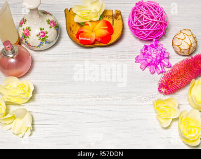 Magnifique spa avec fleurs et bougies, ballons sur planche de bois Banque D'Images