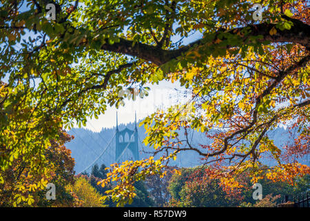 Pont gothique populaire St Johns avec brumes à travers la rivière Willamette à Portland zone industrielle avec des piliers de soutien entouré d'automne colo Banque D'Images