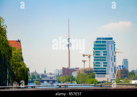 La tour de télévision de Berlin que situé sur la place Alexanderplatz Banque D'Images