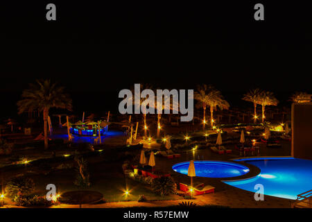 Sharm El Sheikh, Egypte - 7 Avril 2017 : soirée vue sur la piscine de l'hôtel de luxe Barcelo Tiran Sharm 5 étoiles la nuit Banque D'Images