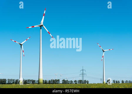 Vu les éoliennes dans les régions rurales de l'Allemagne Banque D'Images