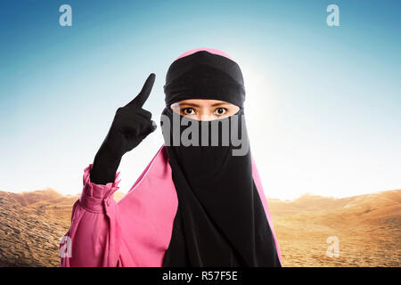 Portrait de femme musulmane asiatique avec voile debout dans l'émotion de rage Banque D'Images