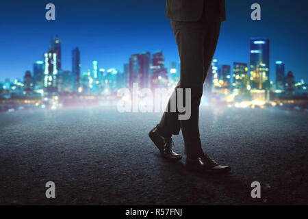 Businessman jambes portant des chaussures noires marcher sur le béton Banque D'Images