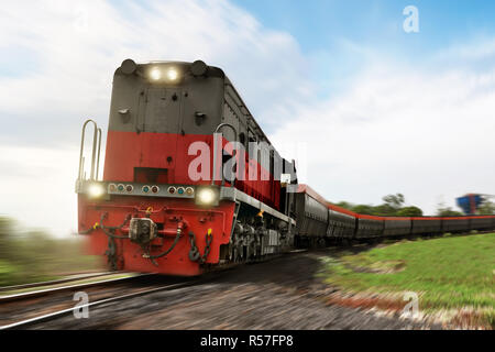 La locomotive du train transportant des marchandises Banque D'Images