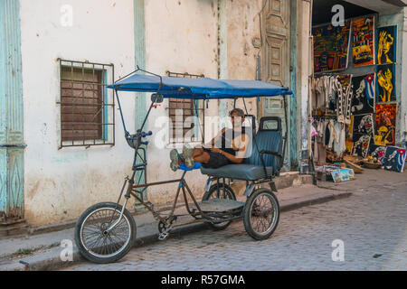 Location richshaw dans près de La Havane boutique touristique Banque D'Images