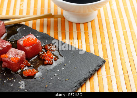 Sashimi de thon rouge avec des oeufs de saumon. Banque D'Images