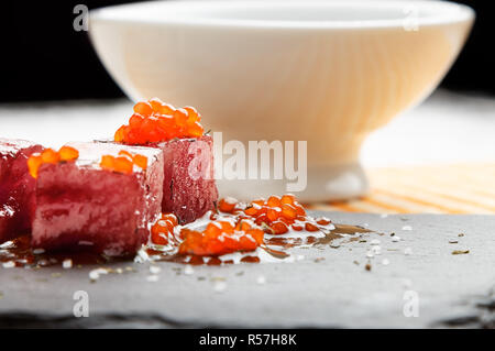 Sashimi de thon rouge avec des oeufs de saumon. Banque D'Images