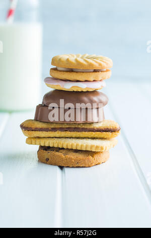 Divers biscuits et du lait. Banque D'Images