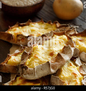 Le carélien traditionnel pasties avec pommes de terre Banque D'Images