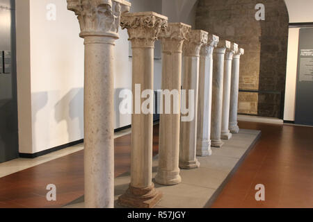 L'Italie, Brescia - 24 décembre 2017 : le point de vue des piliers représentant l'architecture et la décoration XI - XV siècles dans la région de musée de Santa Giulia. Banque D'Images