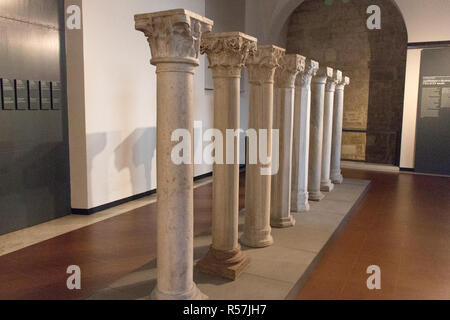 L'Italie, Brescia - 24 décembre 2017 : le point de vue des piliers représentant l'architecture et la décoration XI - XV siècles dans la région de musée de Santa Giulia. Banque D'Images