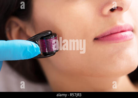 Woman Receiving Spa Treatment Banque D'Images