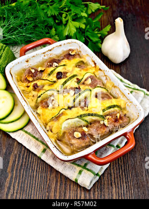 Boulettes de viande avec les courgettes et les noix en brazier à bord Banque D'Images