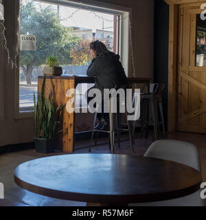 Les client dans un café de Alpine, l'ouest du Texas. Banque D'Images