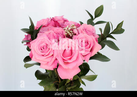 Bouquet de roses roses sur fond blanc Banque D'Images