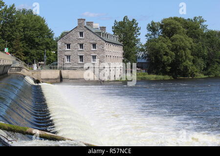 Barrage et Moulin sur une rivière Banque D'Images