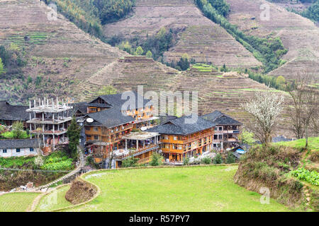Avis de maisons de village entre les collines en terrasses Banque D'Images