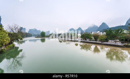 Bord de l'eau de rivière Yulong dans Yangshuo county Banque D'Images