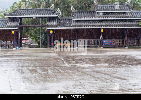 Gouttes de pluie et une porte de main square Banque D'Images
