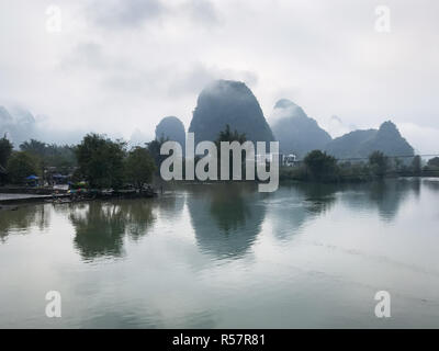 Eaux calmes de la rivière Yulong et Jinbao dans Yangshuo Banque D'Images