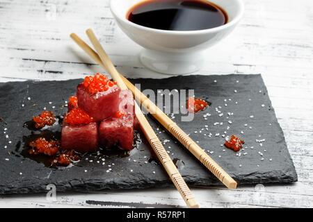 Sashimi de thon rouge avec des oeufs de saumon. Banque D'Images