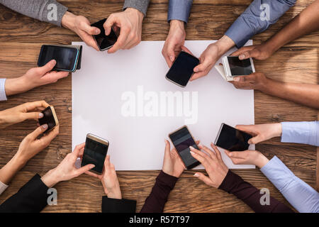 Portrait d'Entrepreneurs La main à l'aide de téléphone mobile Banque D'Images