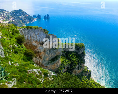 Vue d'une falaise sur l'île de Capri, Italie, mer et rochers dans Banque D'Images