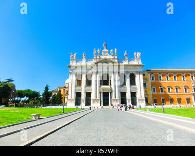 Rome, Italie - 10 septembre 2015 : Rome, Italie - 10 septembre 2015 : Les gens entrent dans la Basilique di San Giovanni in Laterano Banque D'Images