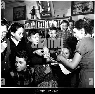 Les enfants de recevoir des cadeaux en Autriche 11/23/1952 Banque D'Images