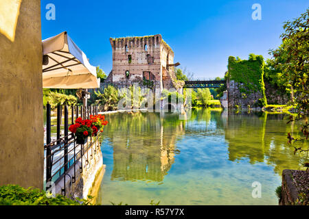 Vue sur la rivière Mincio de village idyllique de Borghetto Banque D'Images