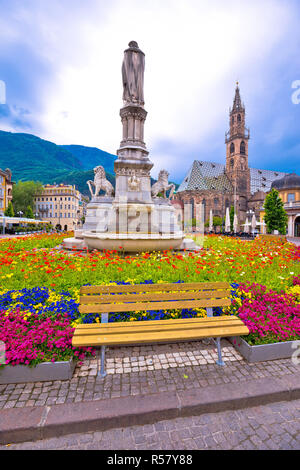 La place principale de Bolzano et vue sur la cathédrale Banque D'Images