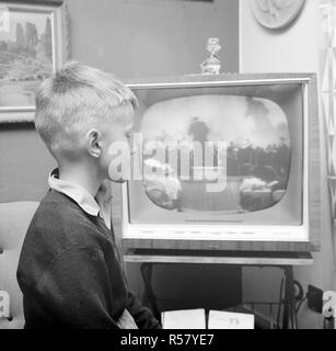 L'histoire de la Finlande - un enfant de regarder la télévision. Ca. Années 1950, la Finlande Banque D'Images