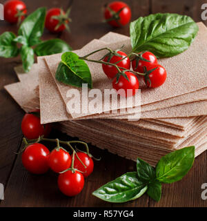 Matières les feuilles de lasagne et tomates cerises Banque D'Images