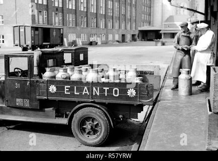 L'histoire de la Finlande - Elannon voiture du lait et produits laitiers personnel au quai de chargement. Derrière l'usine de pain Elona. ca. Années 1920 ou 1930 Helsinki Banque D'Images