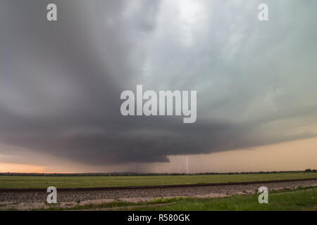 Orages supercellulaires près de la foudre avec le coucher du soleil. Banque D'Images