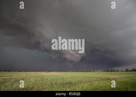 Un mur en rotation se bloque de manière inquiétante sous la base d'une tornade-averti orage supercellulaires. Banque D'Images